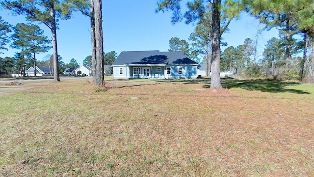 view of front facade with a front yard