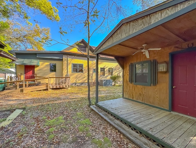 view of yard featuring a wooden deck and ceiling fan