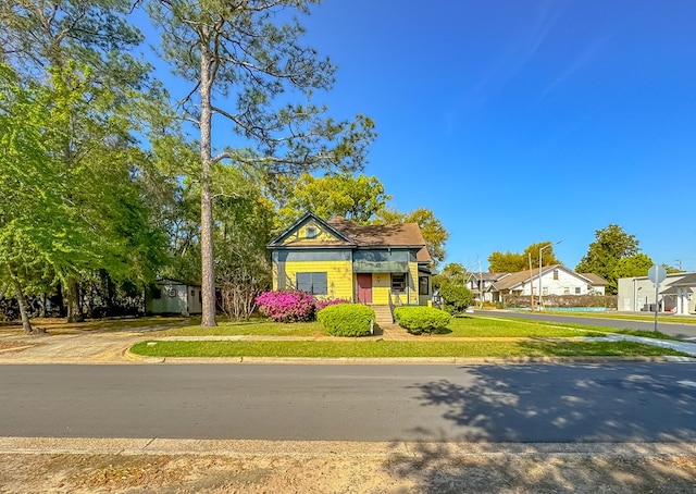 view of front facade featuring a porch and a front yard