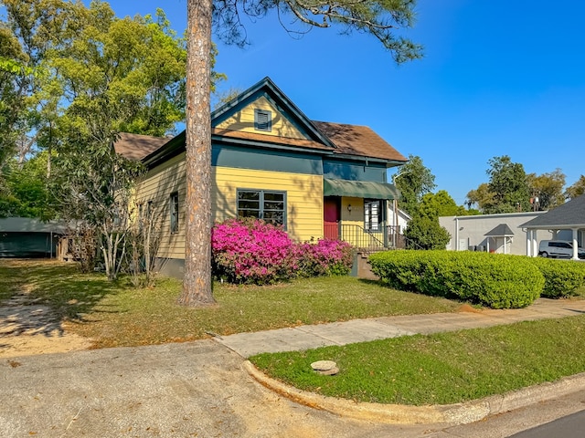 view of front of house with a front yard