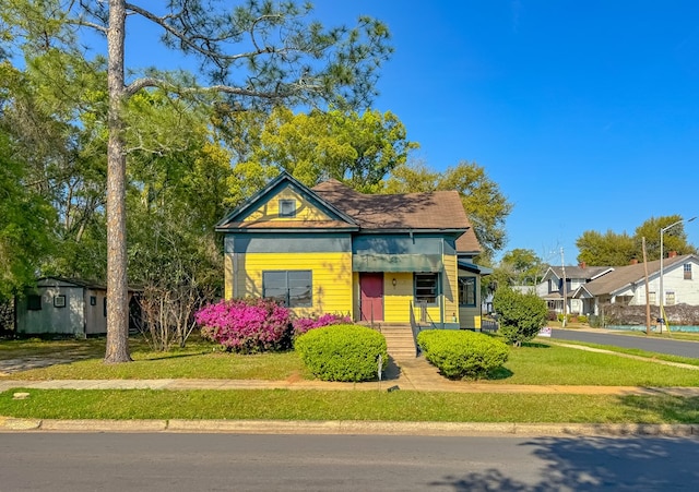 view of front of house with a front yard