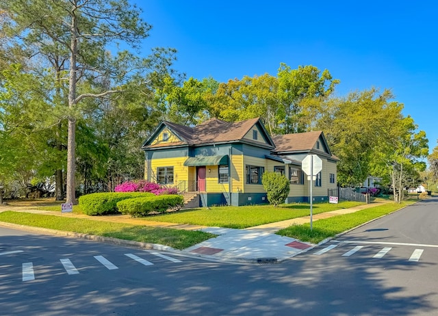 view of front of home with a front lawn