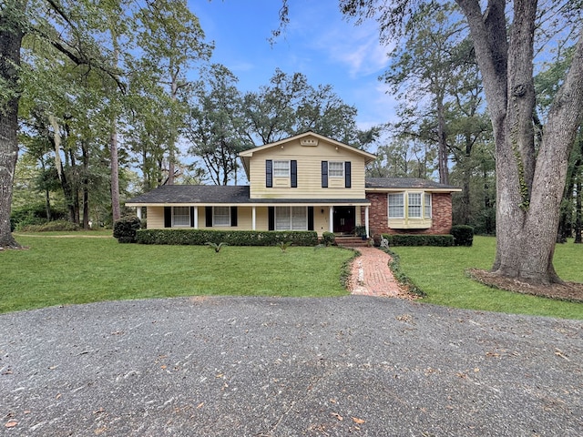 view of front of property featuring a porch and a front lawn