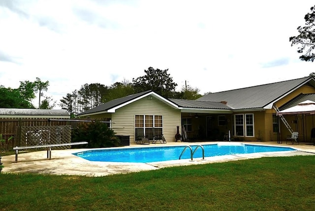 2497 Vada Rd, Bainbridge, GA 39817 - back of property with a patio area