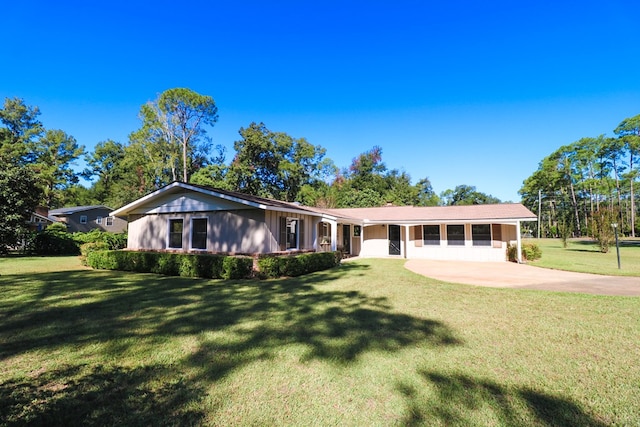 single story home with a front lawn