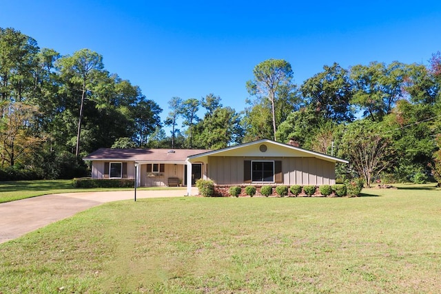 ranch-style home with a front yard