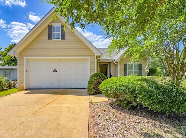 115 Lakeside Ln, Bainbridge, GA 39819 - traditional-style house featuring driveway and an attached garage