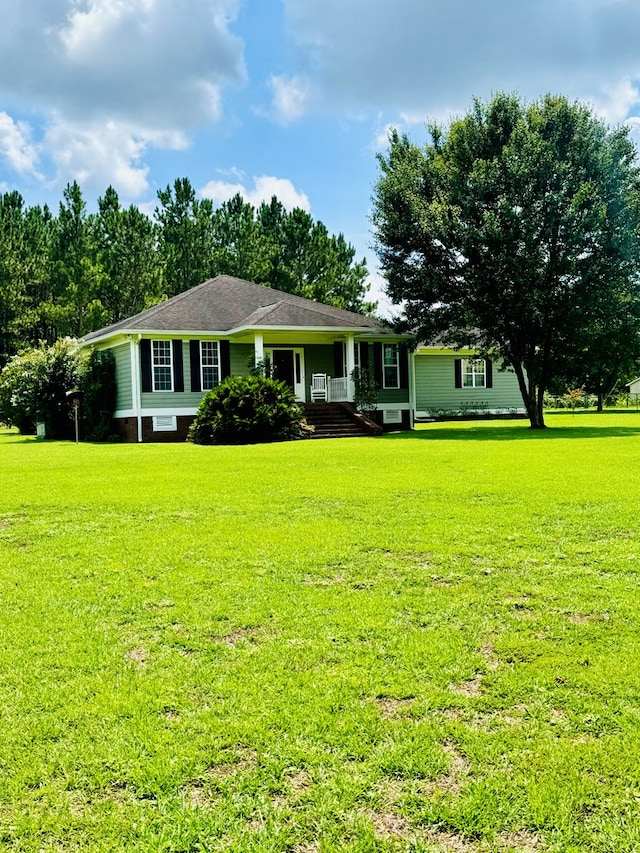 single story home with a front lawn