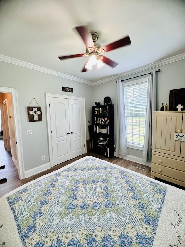 bedroom with ceiling fan, light hardwood / wood-style floors, and ornamental molding