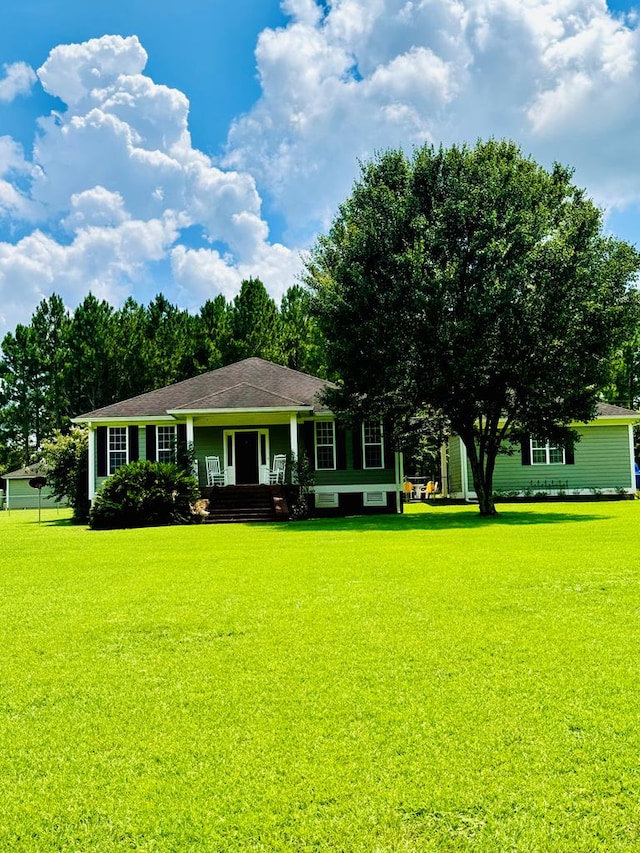 view of front facade featuring covered porch and a front yard