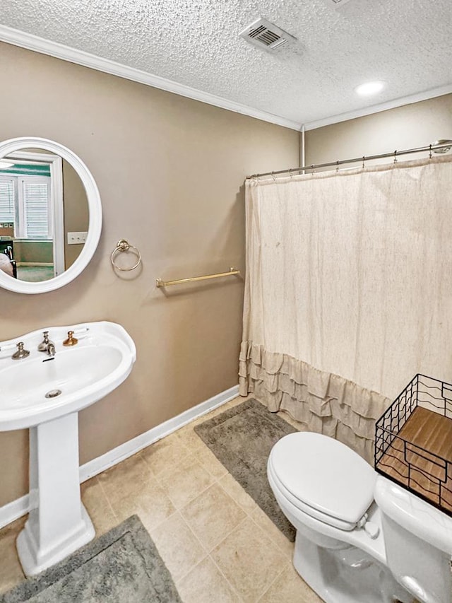 full bathroom featuring a shower with shower curtain, baseboards, visible vents, a textured ceiling, and toilet