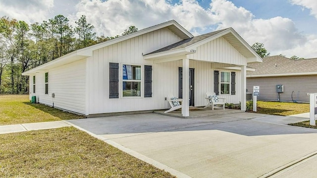 view of front of property with covered porch and a front lawn