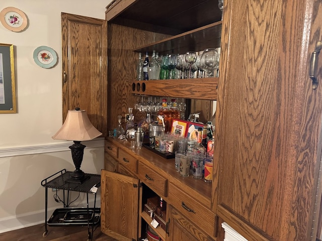 bar featuring a dry bar and baseboards