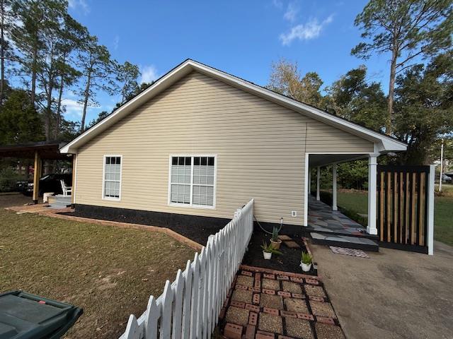 view of side of property featuring a lawn