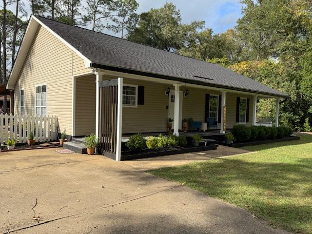 view of front of house with covered porch and a front yard