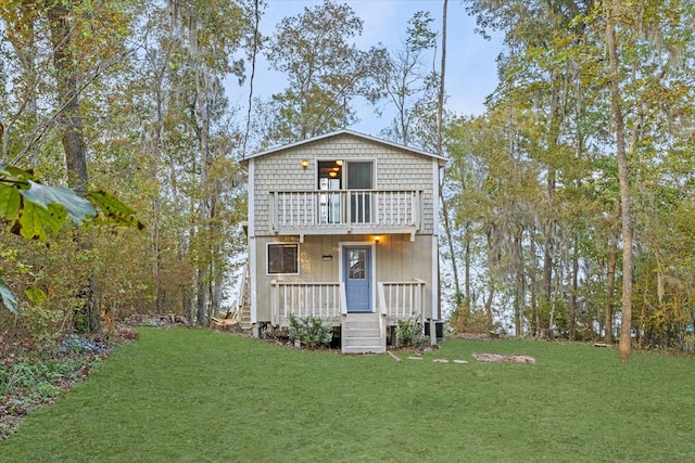 view of front of house featuring a front yard and a balcony