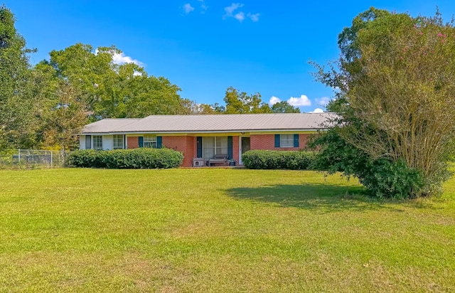 single story home with a front lawn