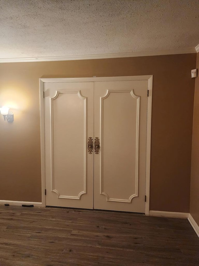 358/356 Hull St, Colquitt, GA 39837 - detailed view of wood finished floors, crown molding, and a textured ceiling