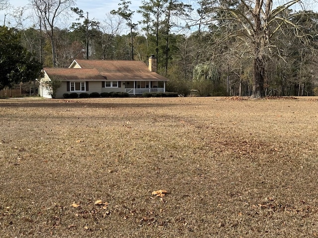 view of front of home featuring a front yard