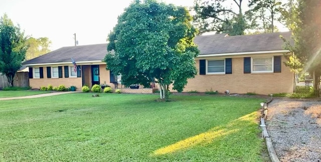 view of front facade with a front lawn