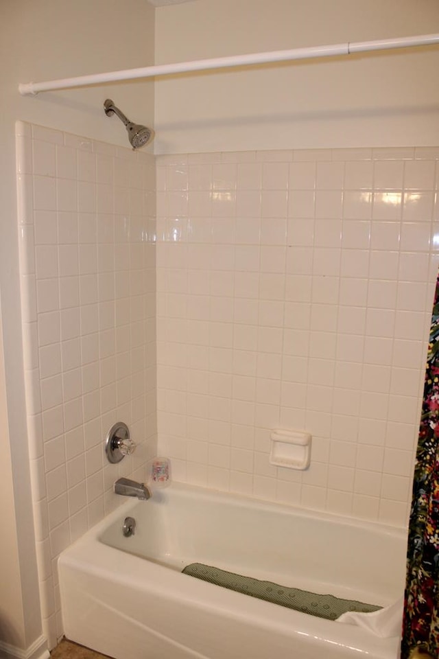 bathroom featuring shower / bath combo