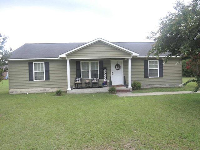 1001 Bluffton Dr, Bainbridge, GA 39817 - ranch-style house featuring covered porch and a front yard