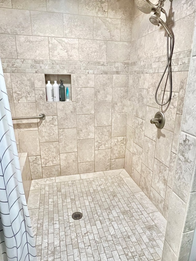 bathroom featuring a shower with shower curtain