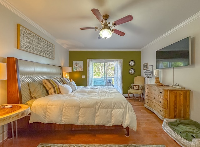 bedroom featuring light hardwood / wood-style flooring, ceiling fan, and crown molding