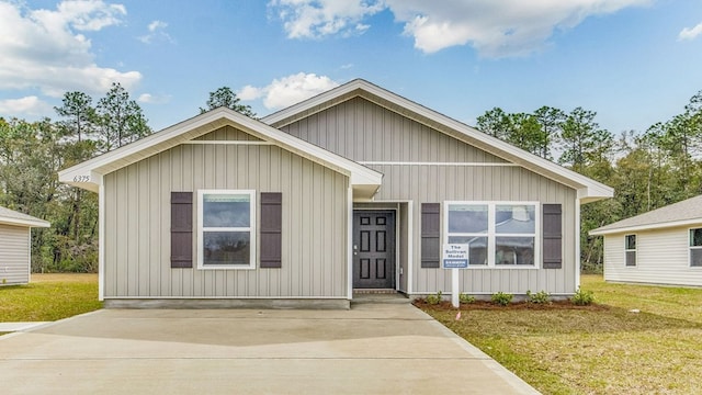 view of front of house with a front lawn