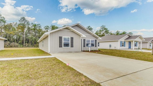 view of front of property featuring a front yard