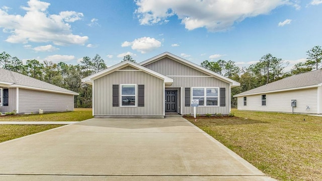 view of front of property featuring a front yard