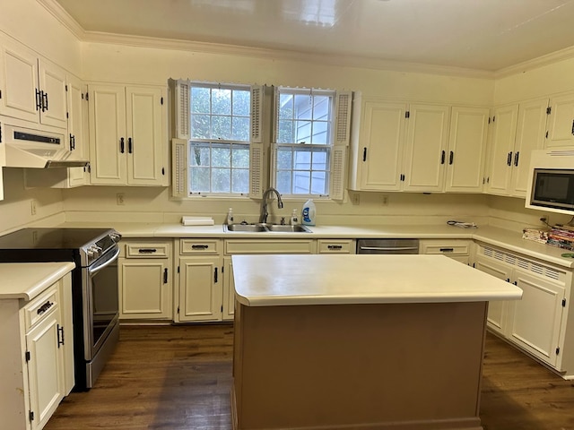 kitchen featuring dark wood-style floors, crown molding, stainless steel appliances, a sink, and exhaust hood