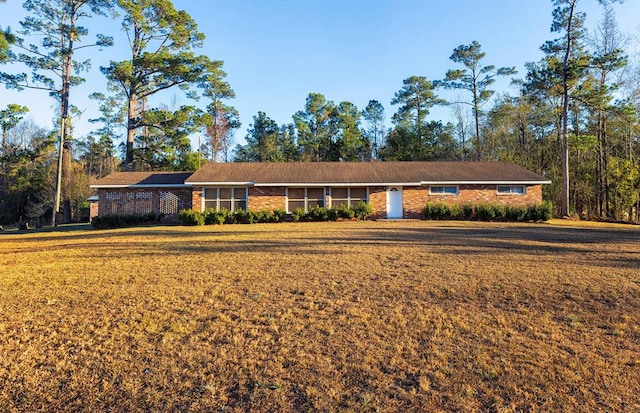 ranch-style home featuring a front lawn