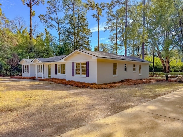 view of front of house with a front lawn