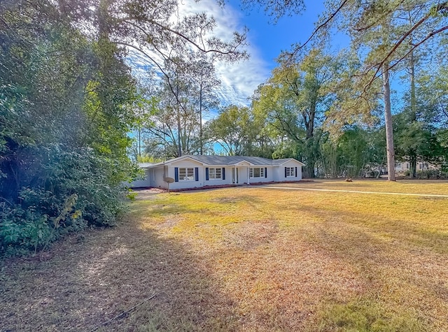 single story home featuring a front lawn