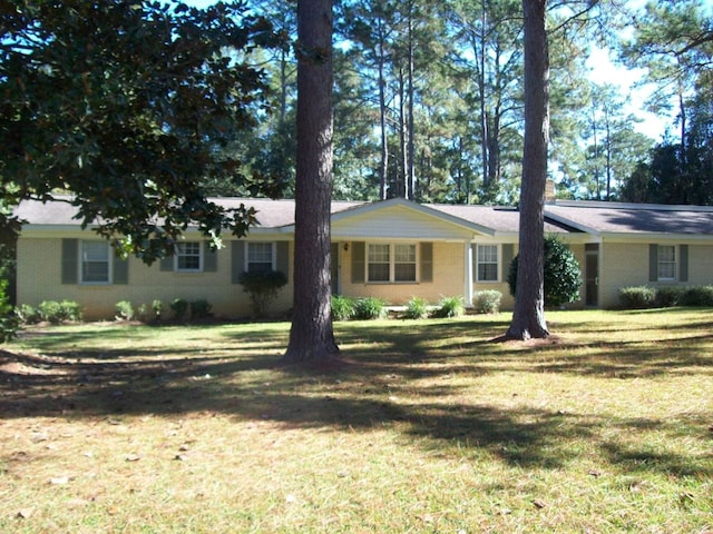 ranch-style house featuring a front yard