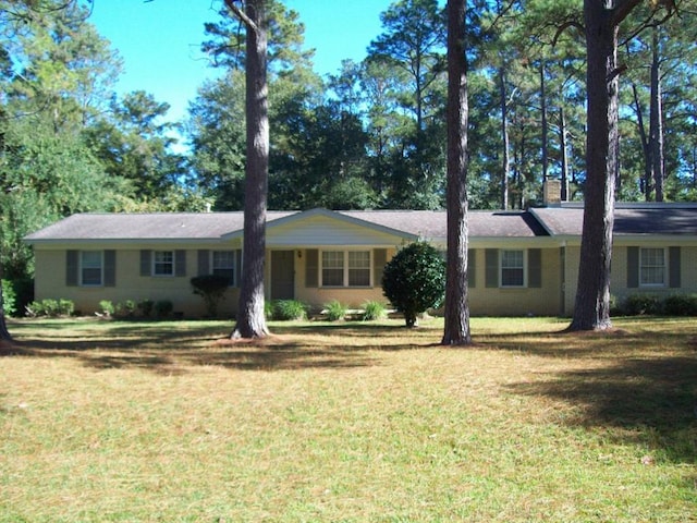 ranch-style house featuring a front lawn