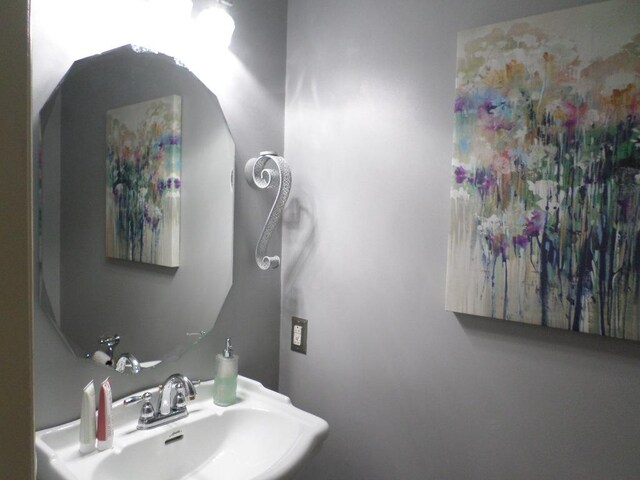 bathroom featuring a sink