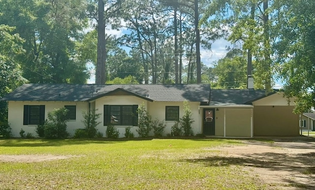 view of front of property with dirt driveway and a front lawn