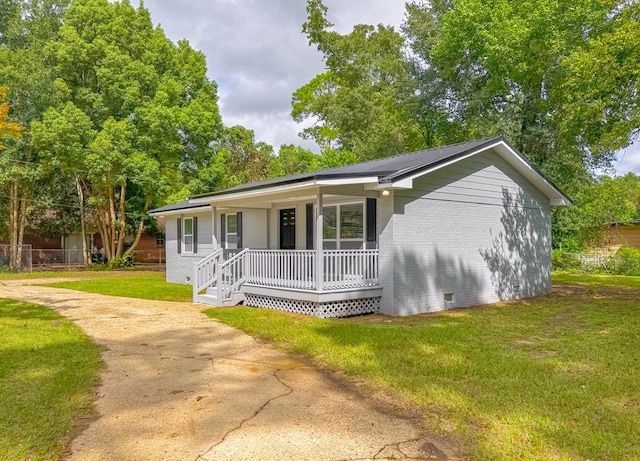 ranch-style house with covered porch and a front yard