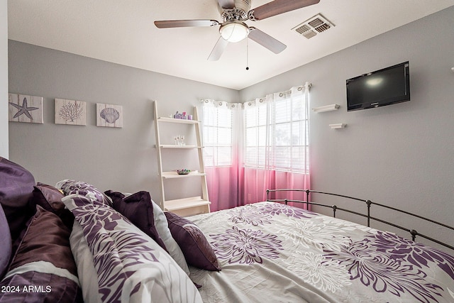 bedroom with ceiling fan