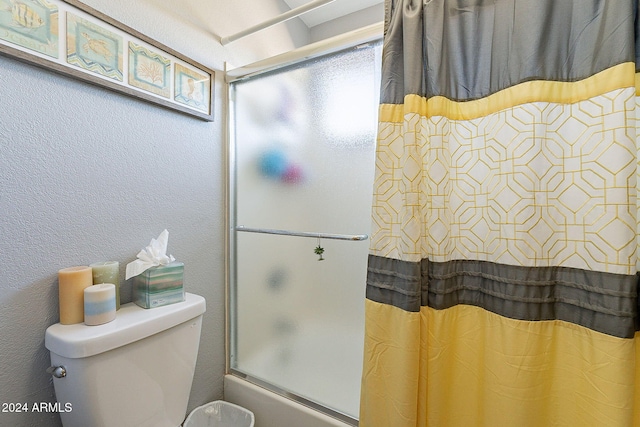 bathroom with combined bath / shower with glass door