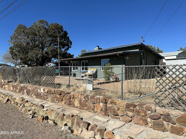 view of front of home featuring a fenced front yard