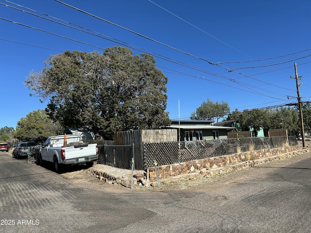 view of front of house featuring a fenced front yard