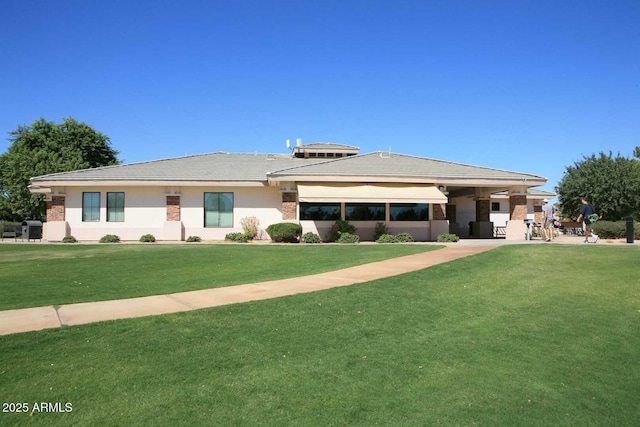 view of front of property featuring a front yard