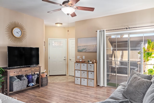 living room featuring light hardwood / wood-style floors and ceiling fan