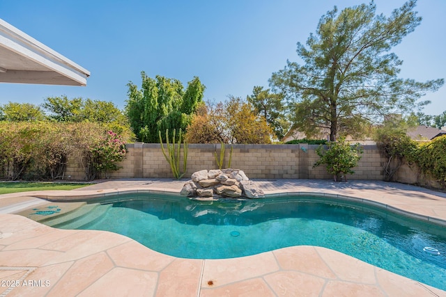 view of swimming pool