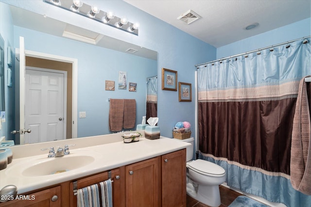 bathroom with a shower with curtain, vanity, and toilet