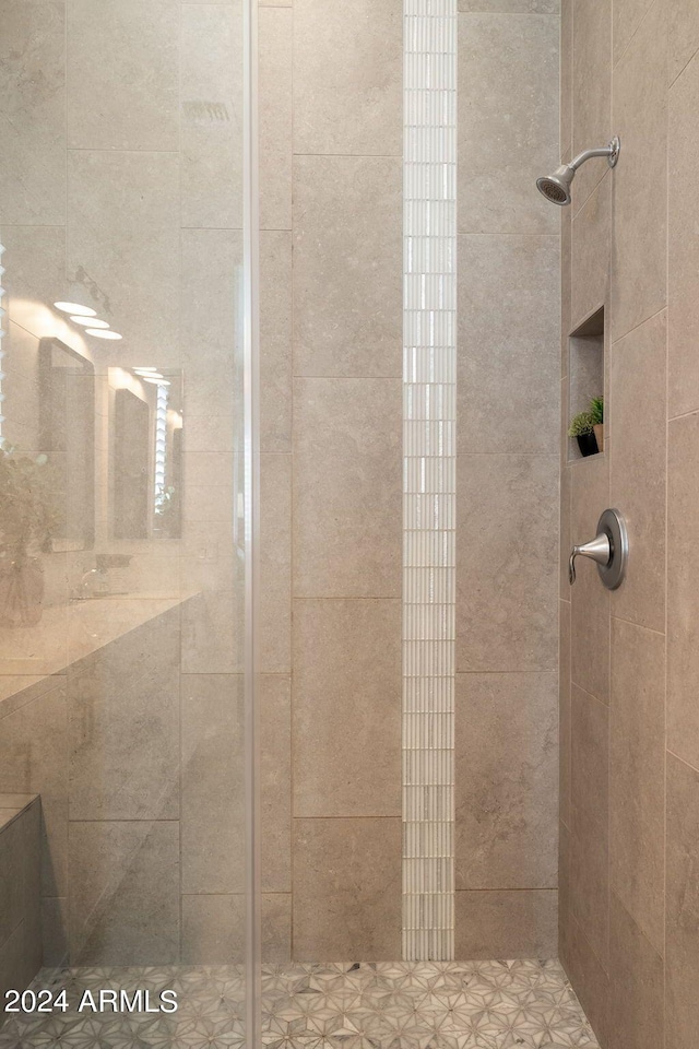 bathroom featuring tiled shower