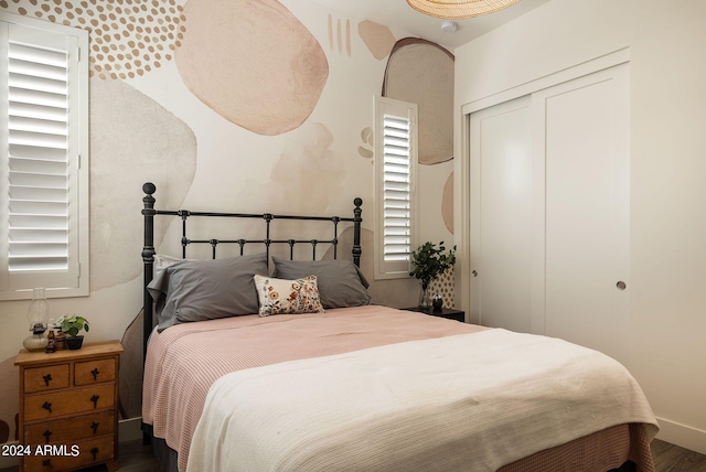 bedroom featuring a closet